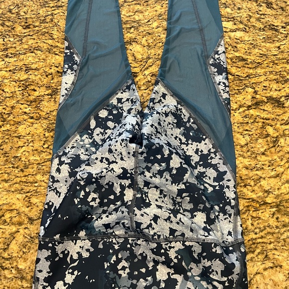 NWT Blue Multicolor Under Armour Heat Gear compression leggings - Picture 3 of 4